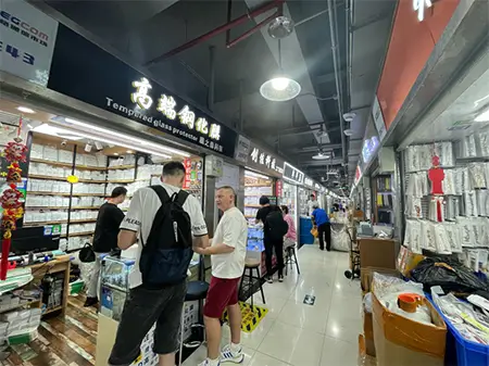 European buyers at one-meter counters in Huaqiangbei market